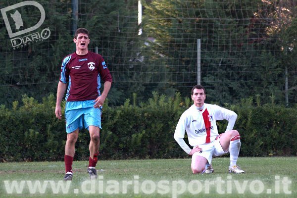 Tomasi si lamenta nei confronti dell'arbitro, in ginocchio Michele Palla